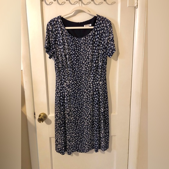 Mini floral Puff Print Dress. - Picture 2 of 7